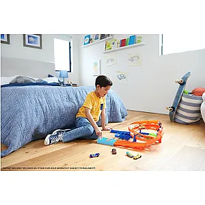 Hot Wheels Whip Around Raceway set de pistă cu 2 mașinuțe