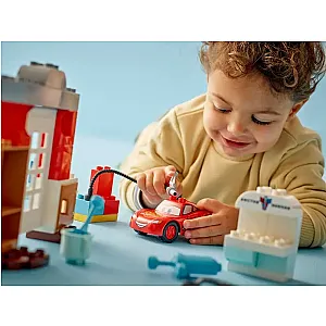 LEGO® DUPLO 10456 – Villám McQueen látogatása Doc műhelyében