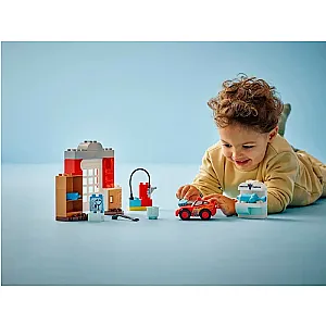 LEGO® DUPLO 10456 – Villám McQueen látogatása Doc műhelyében