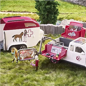 Schleich 42704 – Set veterinar cu pick-up și remorcă