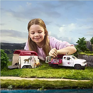 Schleich 42704 – Set veterinar cu pick-up și remorcă