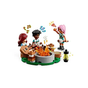 LEGO® Friends 42624 – Kényelmes faházak a kalandtáborban 