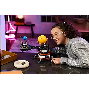 LEGO® Technic 42179 – Planeta Pământ și Luna pe orbită 