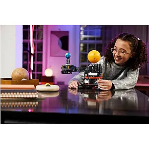 LEGO® Technic 42179 – Planeta Pământ și Luna pe orbită 
