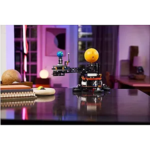 LEGO® Technic 42179 – Planeta Pământ și Luna pe orbită 