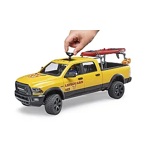 Bruder RAM 2500 Power Wagon – Salvamar cu placă SUP și figurină (02506)