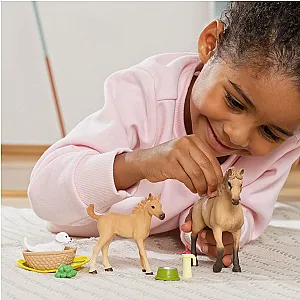Schleich 42432 – HORSE CLUB Sarah îngrijește puii de animale