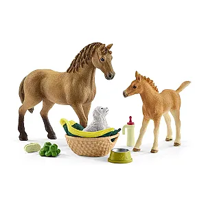 Schleich 42432 – HORSE CLUB Sarah îngrijește puii de animale